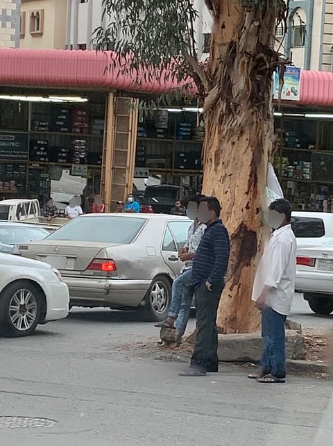 شاهد.. "سبق" ترصد عمالة وافدة مخالفة تهدد بنشر كورونا في الطائف