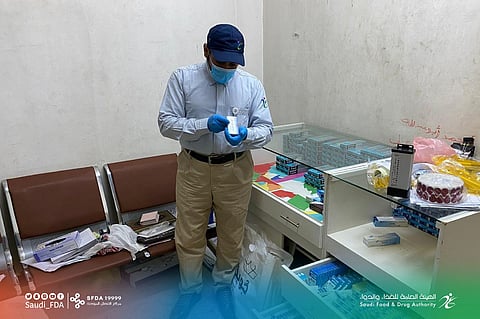 القصيم.. ضبط مقر سكني يخزن منتجات طبية في بيئة غير مناسبة