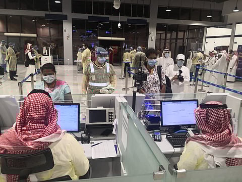 مطار أبها يستقبل 213 ممرضة قادمة من الهند.. و"سبق" ترصد الجهود الاحترازية