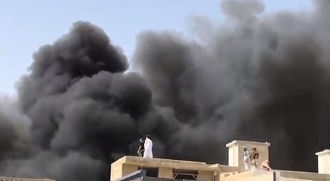 تحطم طائرة الخطوط الباكستانية قرب مطار كراتشي.. تُقِل 107 أشخاص