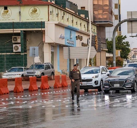 مديرا الشرطة والمرور بالباحة يباشران المهام ميدانياً.. رغم الأمطار