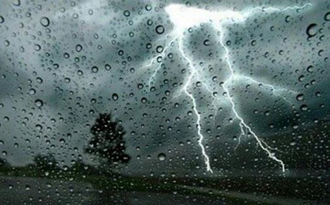 ليلة مُمطرة بالعاصمة.. هطولاتٌ خفيفة بالرياض تستمر حتى فجر الغد