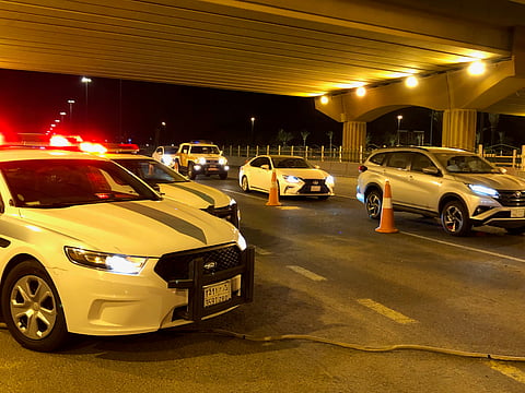 شاهد.. رجال مرور العاصمة المقدسة يطبقون قرار منع التجول بأول ليالي العيد