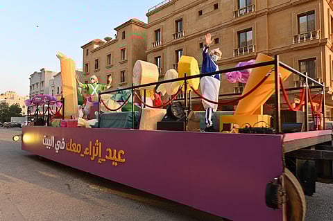 شاهد .. قافلة الفرح من "إثراء" تجوب شوارع الخبر