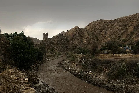 شاهد.. صاعقة رعدية تضرب جبل العصمان.. وأمطار غزيرة على "بني مالك"