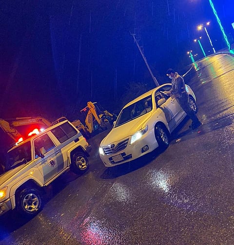 لا يُعيقهم مطر أو رياح.. رجال أمن العارضة ينفّذون منع التجول رغم ظروف الطقس