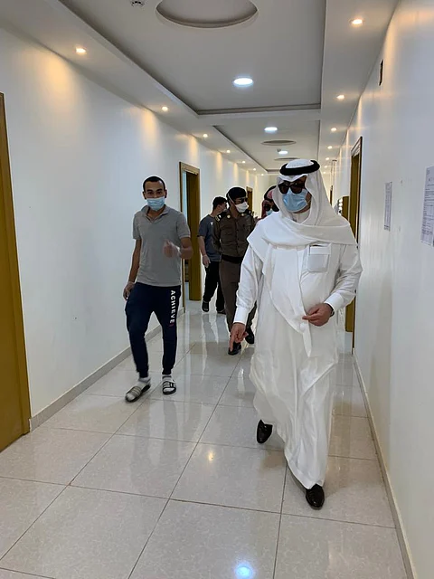شاهد.. محافظ شقراء يقف على أعمال ومنجزات لجنة دراسة مساكن العمال