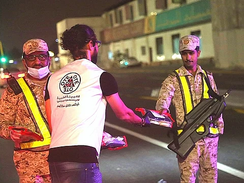 "العيينة الطبية" توزع حقائب صحية على أفراد القطاع العسكري والمواطنين