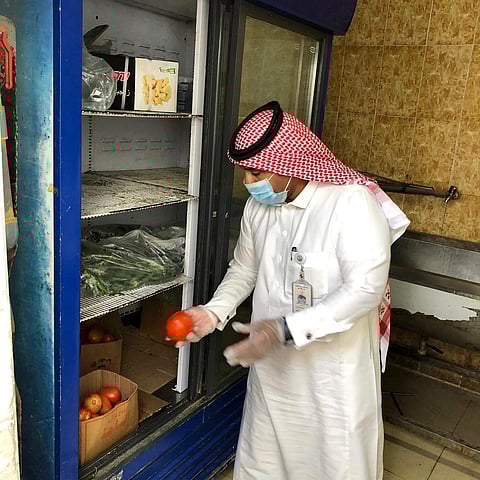 مع بدء التجول.. "بلدية بارق" تغلق ثلاثة مطاعم مخالفة