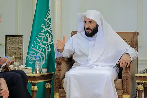 وزير العدل يوجّه بإطلاق خدمة "التقاضي عن بعد".. ويقر دليلها الإجرائي