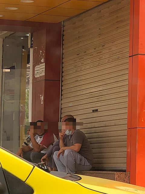 بلا كمامات .. عمالة تفترش أبواب المحال بالشرائع مخالفة الاحترازات "صور"