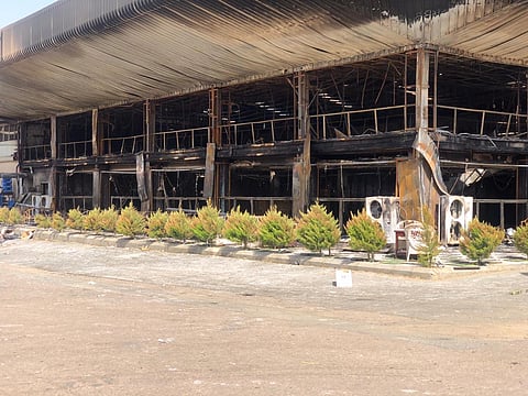 شاهد النيران تلتهم مقهى شهيرًا بالطائف والخسائر مليون.. ومالكه: شبهة جنائية