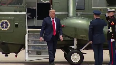 قبل أن تفكر بمصافحة أحد.. شاهد هذا الفيديو للرئيس ترامب