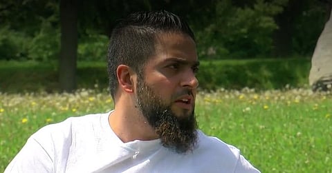 سأتكفل بجنازته.. مقطع للمُبلِغ عن "صريع الشرطة الأمريكية": نادم.. ومهدد