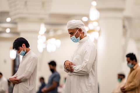 شاهد.. مسجد سيد الشهداء بالمدينة يكتظ بالمصلين وسط خدمات احترازية متكاملة