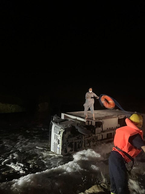 شاهد.. "مدني القنفذة" ينفذ مقيمَيْن سقطت شاحنتهما في سيل شسع