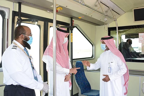 محافظ بيشة يزور مطار المحافظة بعد استئناف الرحلات الداخلية