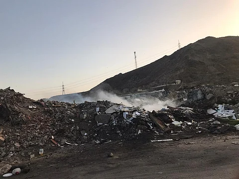 مكة.. حرائق نفايات ورش "شارع الحج" تثير استياء السكان ويطالبون بمحاسبة المتسببين
