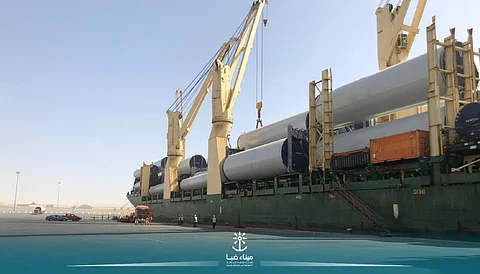 99 أسطوانة تصل ميناء ضباء لإنشاء محطة كهرباء بالرياح في دومة الجندل