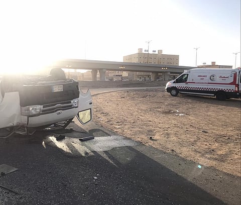 فجرًا.. إصابة 13 عاملًا انقلبت حافلتهم في تبوك والهلال الأحمر يباشر