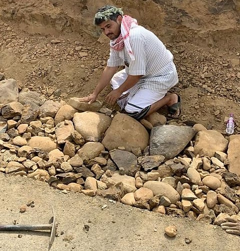 عسير.. أبناء "مربة العليا" يكملون رصف طريق قريتهم بأنفسهم درءاً لمخاطر السيول