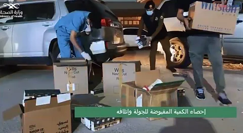 شاهد .. لجنة مكافحة التبغ تضبط 3 آلاف باكيت دخان مجهول المصدر بالدمام