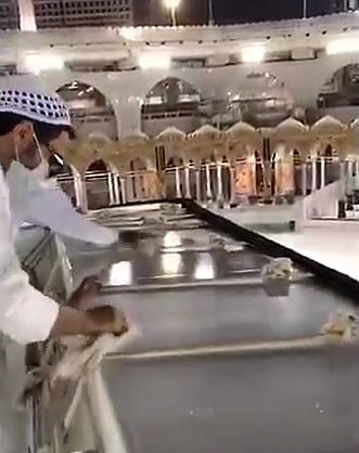 شاهد من الحرم.. هكذا تم غسل وتعقيم سطح الكعبة المشرفة