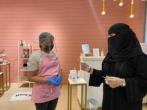 الخبر.. 670 زيارة تنتهي بإغلاق 51 صالون حلاقة مخالفاً