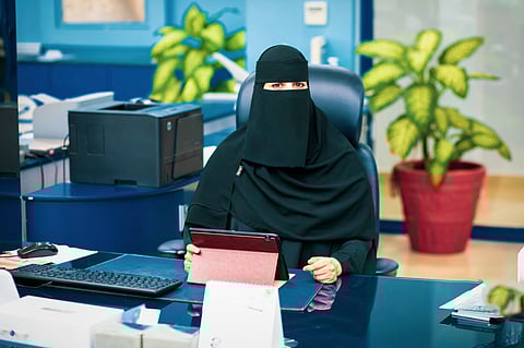 قصة أول سعودية تعمل بعزل المباني.. فوزية العتيبي اقتحمت ما احتكره الرجال