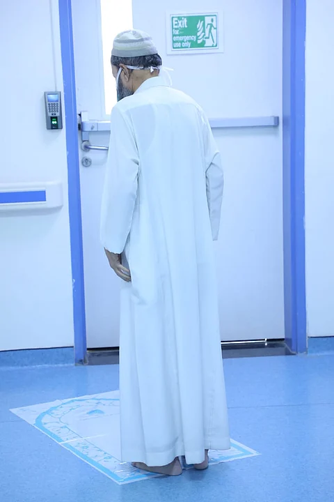"أجياد" توزع 100 ألف سجادة صلاة في مستشفيات العاصمة المقدسة