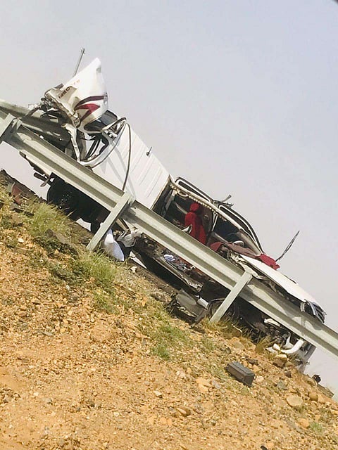 قائد المركبة خرج سالمًا.. شاهد حادثًا مروّعًا بطريق "الدرب- بيش"