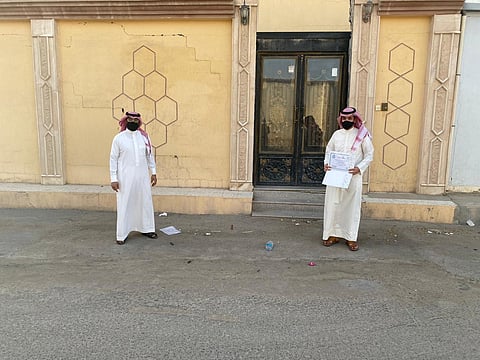 حرصًا على سلامتهم.. "علمي الأحساء" يوزع شهادات الطلاب ويُكَرّمهم بمنازلهم