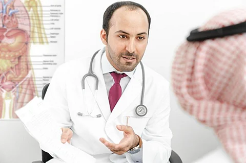 هل عسل "المانوكا" علاج فعّال لجرثومة المعدة؟ اختصاصي يجيب