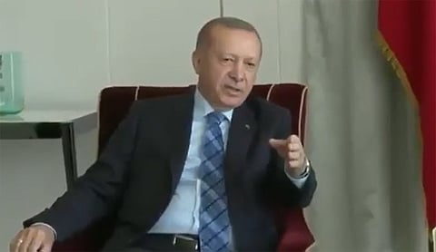 فيديو: "اعتدل في جلستك".. هل تعمد أردوغان إهانة وزير خارجية قطر؟