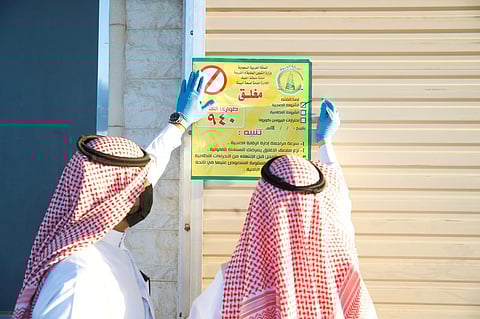 شاهد من الجوف.. إغلاق 73 صالون حلاقة ومشغلًا نسائيًّا خالفت الاحترازات