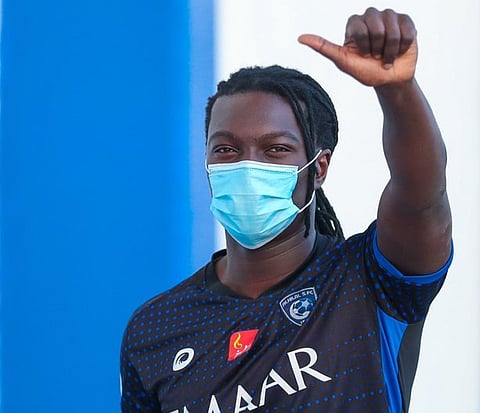 لاعب الهلال الفرنسي "قوميز" يطالب الجماهير بتحميل تطبيق "تباعد"