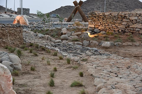 مجسمات تراثية تزين مداخل مركز الحازمي في بيشة