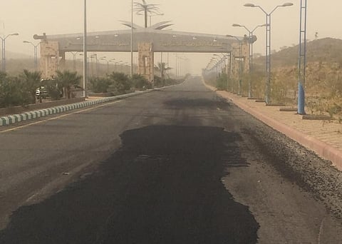 تجاوبًا مع "سبق".. ردم حفر تسببت في عطل مركبة  بـ"سبت شمران"