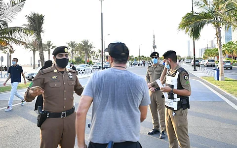 جدة .. رصد مخالفات "لبس الكمامة" و"التباعد الجسدي" في الواجهة البحرية