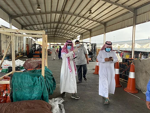 "بلدية الخميس" توضح ملابسات فيديو عمالة تجمع الطماطم من النفايات