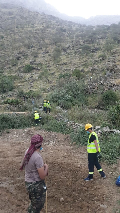 3 كم تسلق.. شاهد كيف أنقذ "مدني المجاردة" عالقين بجبل آل مرير