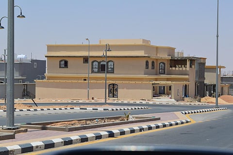 حركة بناء متقدمة بـ"إسكان عرعر" بعد تسليمه للمواطنين المستفيدين