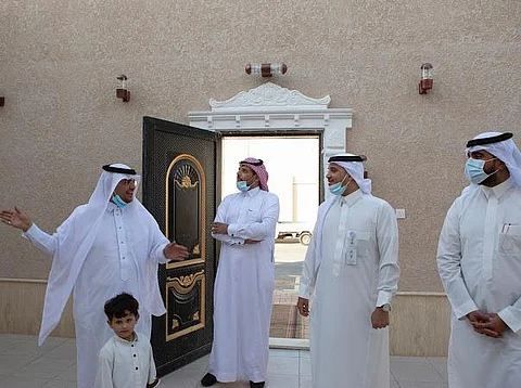 شاهد.. "سعود بن طلال" يسلم فللاً جاهزة للمستفيدين في "إسكان تبوك"