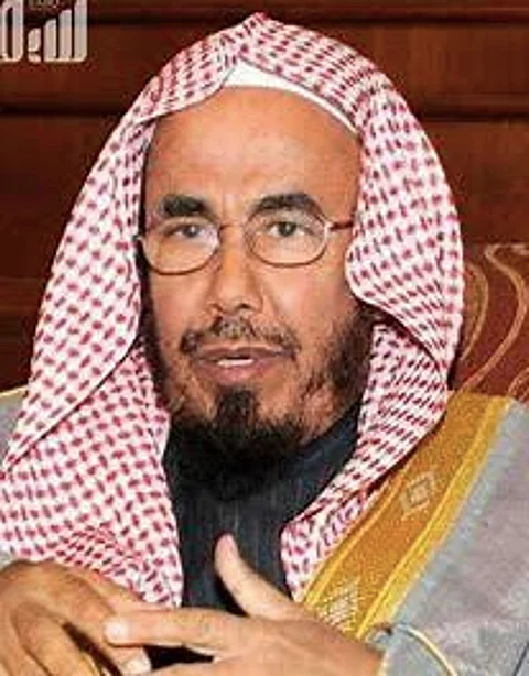 متصل يسأل: أيهما أفضل الصلاة بالمنزل أم المسجد؟ و"المطلق" يفند ويجيب