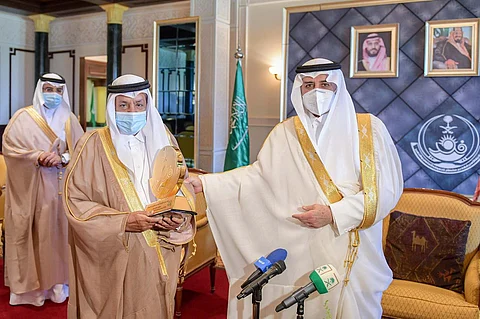 أمير تبوك يكرم "الخريصي" بجائزة التفوق العلمي والتميُّز في عامها الـ31