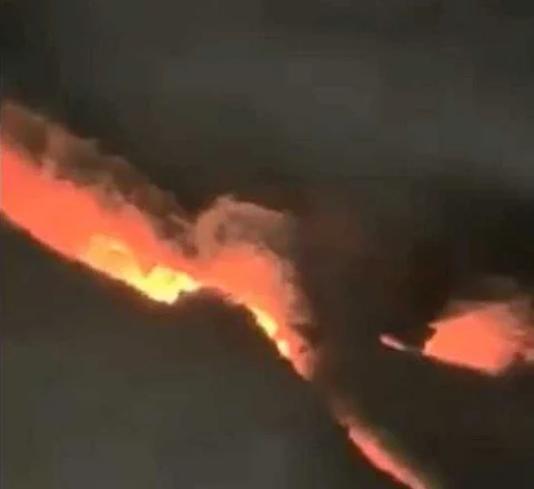 بالفيديو .. خروج نيران من جوف الأرض في النجف بالعراق