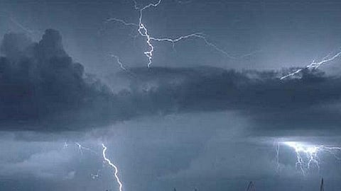 الطقس اليوم: سحب رعدية ممطرة على نجران وجازان وعسير والباحة والطائف