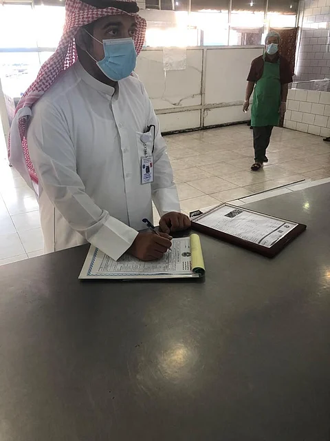 "بلدية خميس مشيط" تصادر أكثر من طن مواد غذائية فاسدة