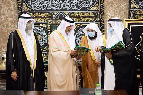 نيابة عن خادم الحرمين.. خالد الفيصل يسلّم كسوة الكعبة لكبير السدنة