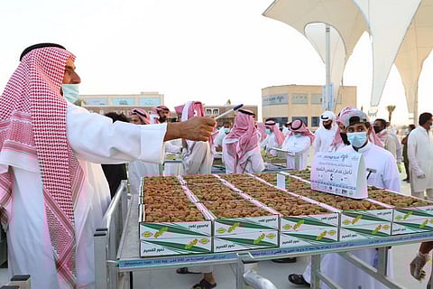 وسط احترازات مشددة.. تفاعل ورواج كبيران في انطلاقة "عنيزة للتمور 41"